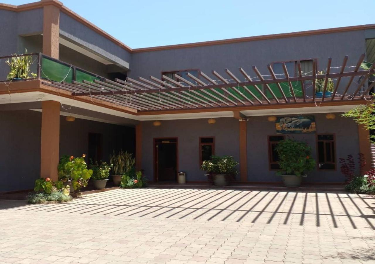 Lush Garden Business Hotel Arusha Esterno foto
